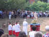 i fedeli nel prato di sergola